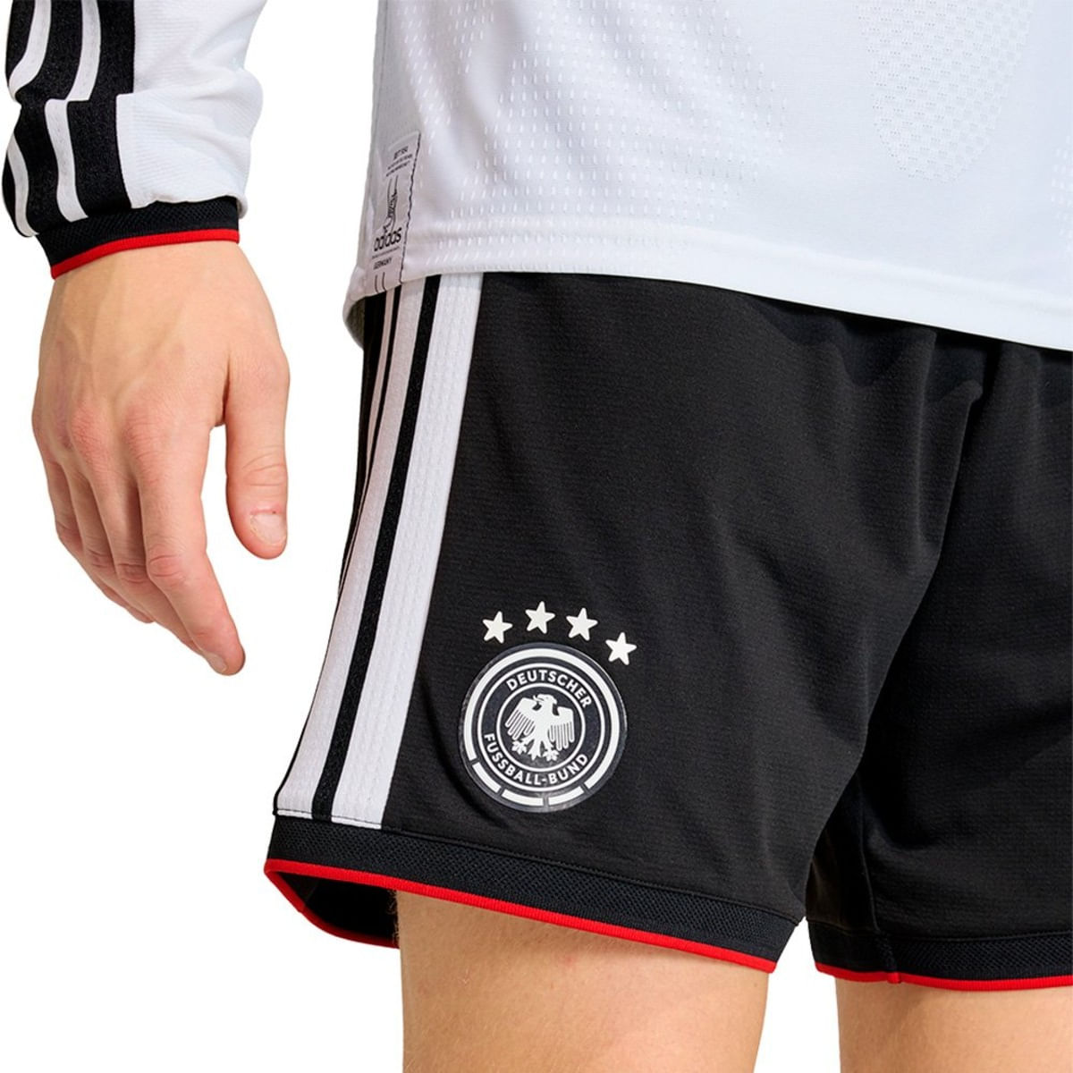 Calção Adidas Preto em ângulo mostrando qualidade e detalhes do tecido